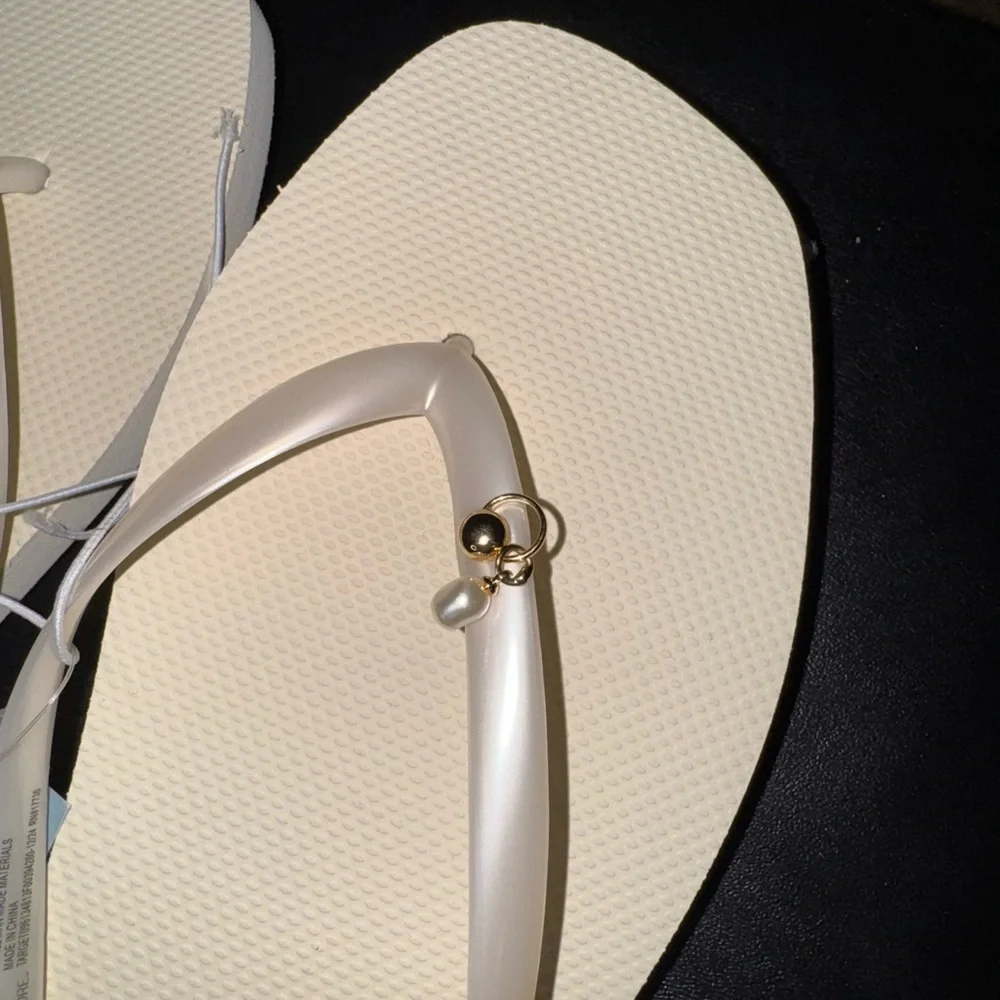 Shade & Shore Elegant Cream Flip Flop Sandals with Pearl Straps, NEW (CL)